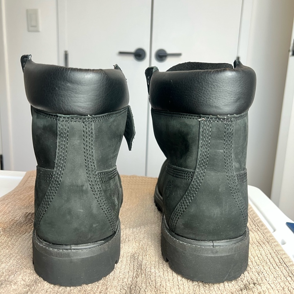 Timberland Black Boots with High-Top Design and Padded Collar - Picture 4 of 13
